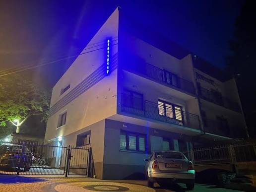 Elewacja nocą z podświetleniem